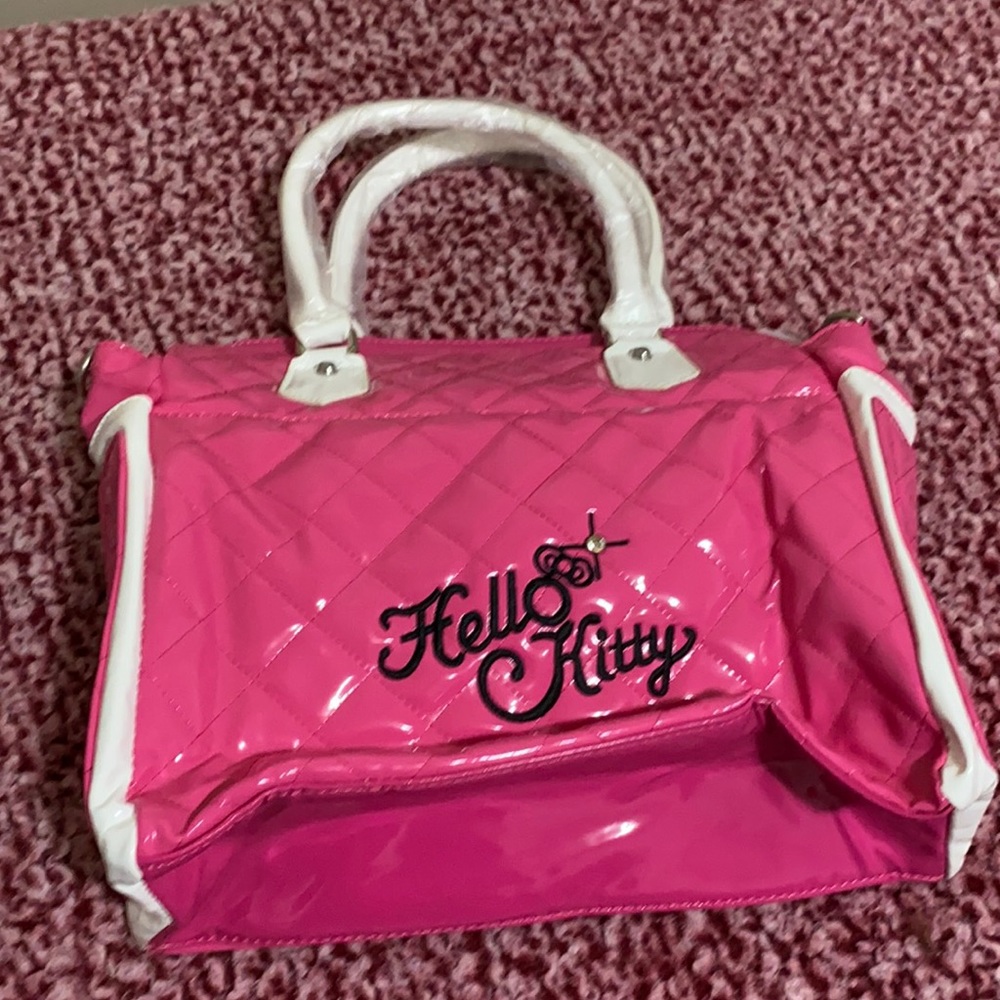 Selling a pink and white hello kitty pocket book that is brand new never used